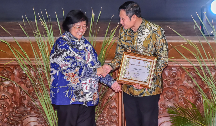 Bupati Lamongan Mendapatkan Penghargaan Pembina Proklim 2023 dari KLHK