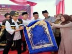 Sri Mulyani Sumaiyah Donates Illegal Imported Carpets-Prayer Rugs Worth IDR 1.8 Billion to Bekasi Regency Government