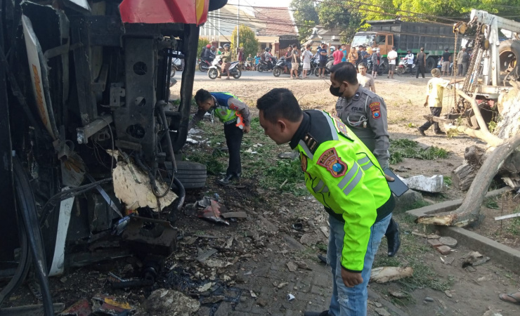 Dua Penumpang Meninggal Dunia Akibat Tabrakan Bus dengan Pohon di Probolinggo, Hindari ODGJ