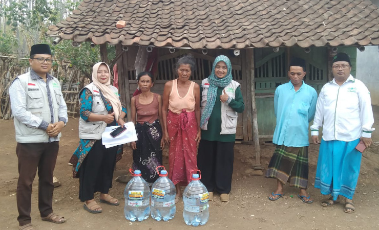 LAZISNU Probolinggo Mengadakan Pendistribusian Air Mineral bagi Warga yang Terkena Dampak Kekeringan