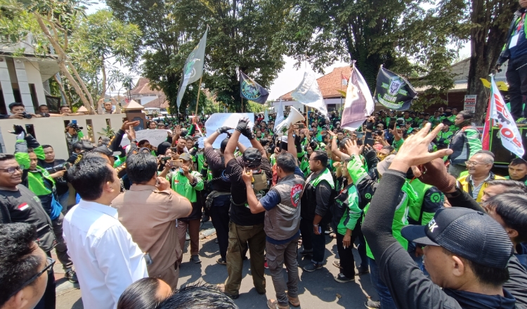 Para Driver Ojol Menggelar Aksi Demo Massal di Jember untuk Menentang Sistem Satu Arah