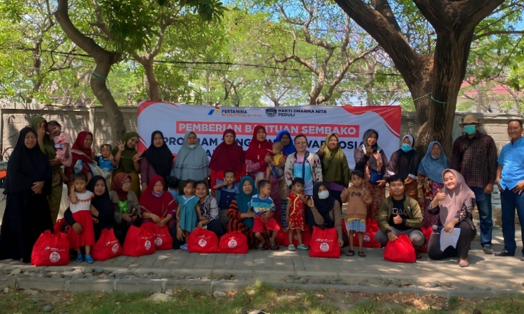 Pembagian Sembako Gratis Untuk Warga di Pesisir Pantai Kenjeran Surabaya