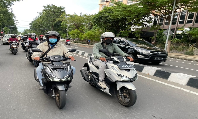 Mencari Keamanan Saat Berkendara di Musim Hujan, Periksa Kondisi Ban Motor Terlebih Dahulu