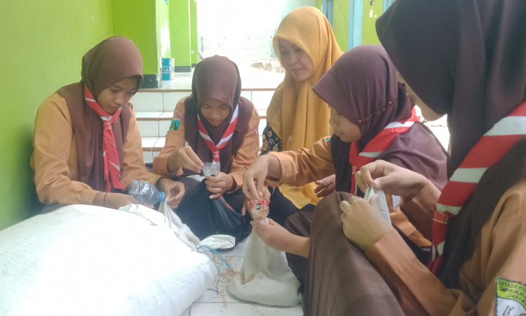 Siswa SMP di Jombang Menunjukkan Kreativitas dengan Membuat Bantal Sekam untuk Pembuatan Kompos