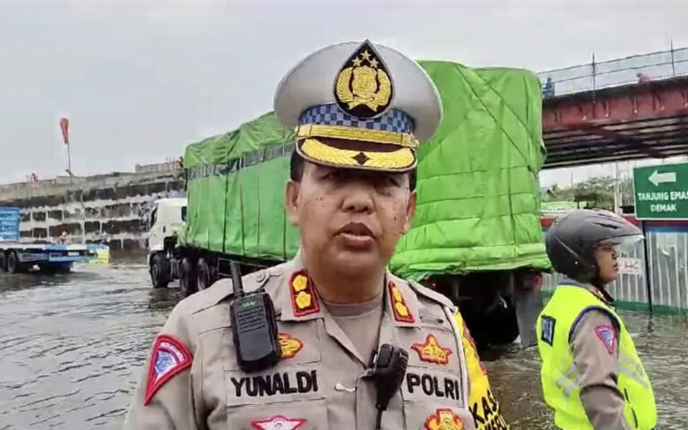 Banjir di Kaligawe Semarang Membuat Arus Lalu Lintas Dialihkan