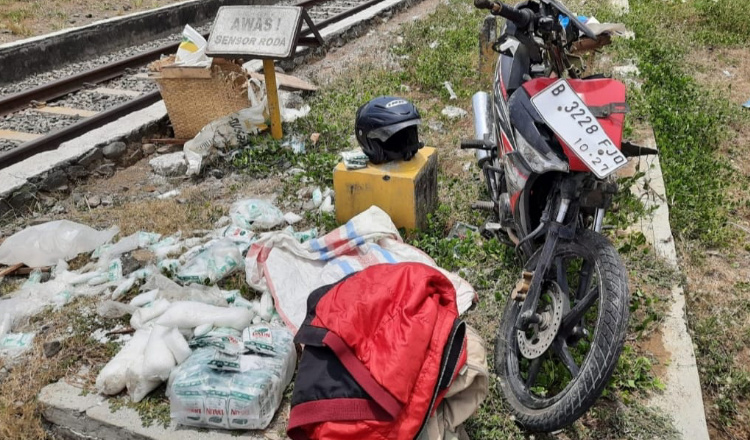 Pengendara Sepeda Motor di Banyuwangi Hampir Tewas Terserempet Kereta Api, Barang Bawaan Tercecer