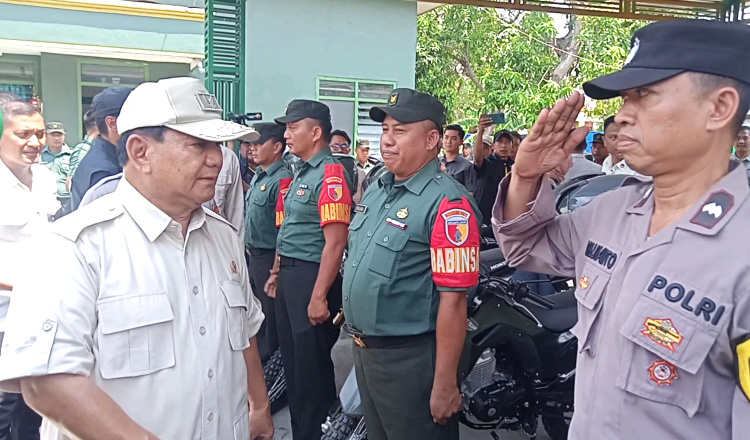 Prabowo Menyerahkan Ratusan Kendaraan Dinas TNI dan Polri Setelah Tiba di Tuban