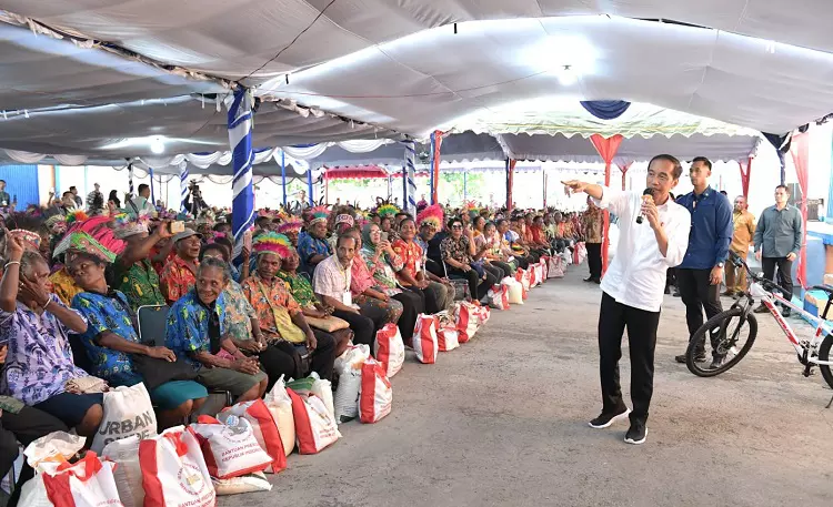 Jokowi Membagikan Bantuan Beras kepada Warga Papua, Mengajak Warga untuk Mendaftar di RT/RW