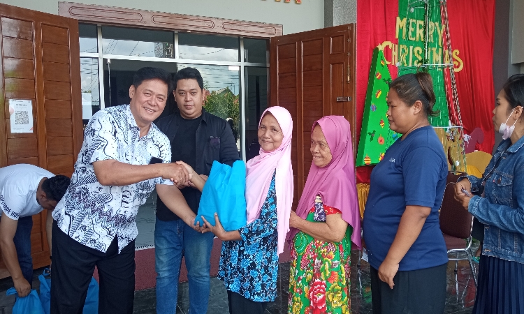 GBI Kasih Setia Cilacap Membagikan Puluhan Paket Sembako Gratis kepada Warga pada Hari Natal