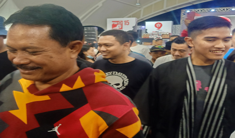 Kaesang and Mayor of Madiun Join Leisurely Stroll with Citizens