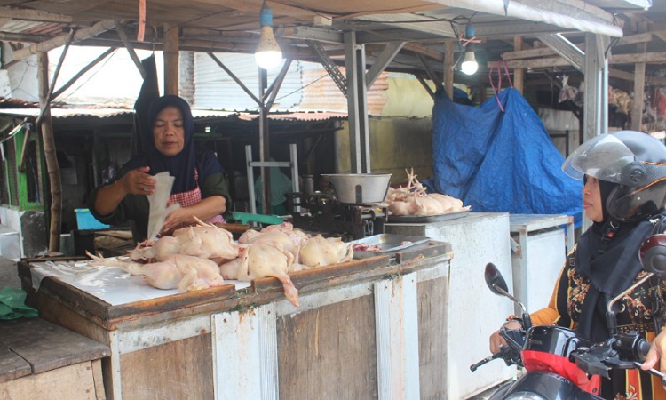 Pedagang di Jombang Mengeluh Omzet Penjualan Menurun karena Harga Daging Ayam Broiler Naik