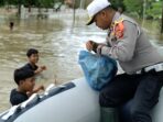 Anggota Satlantas Polres Aceh Utara Berbagi Makanan Kepada Korban Banjir