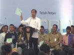 Presiden Jokowi Berikan Ribuan Sertifikat PTSL kepada Warga saat Kunjungan ke Cilacap