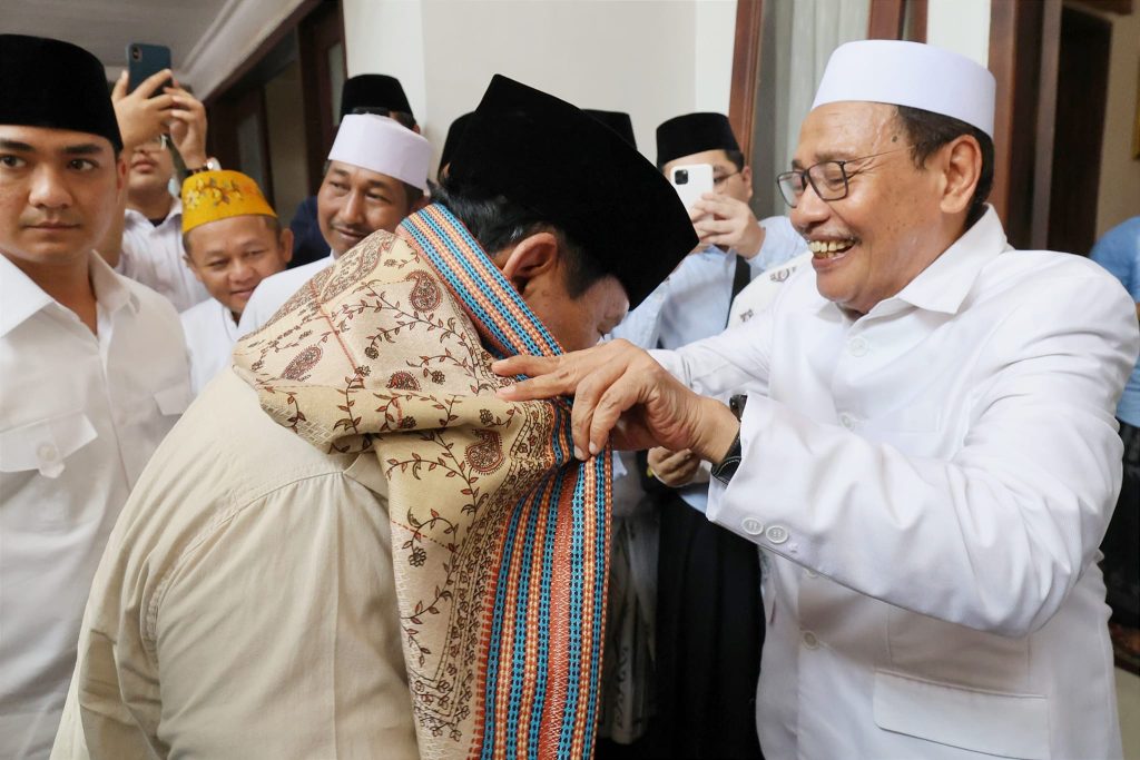 Pemimpin Pondok Pesantren Buntet Cirebon Memberikan Dukungan untuk Prabowo-Gibran dalam Pemilihan Presiden 2024