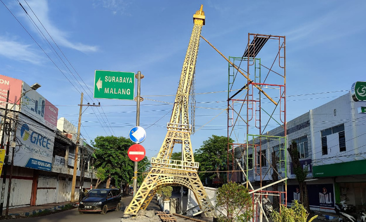 Miniatur Menara Eiffel Sebagai Ikon Kota Probolinggo Terkena Tabrakan Truk