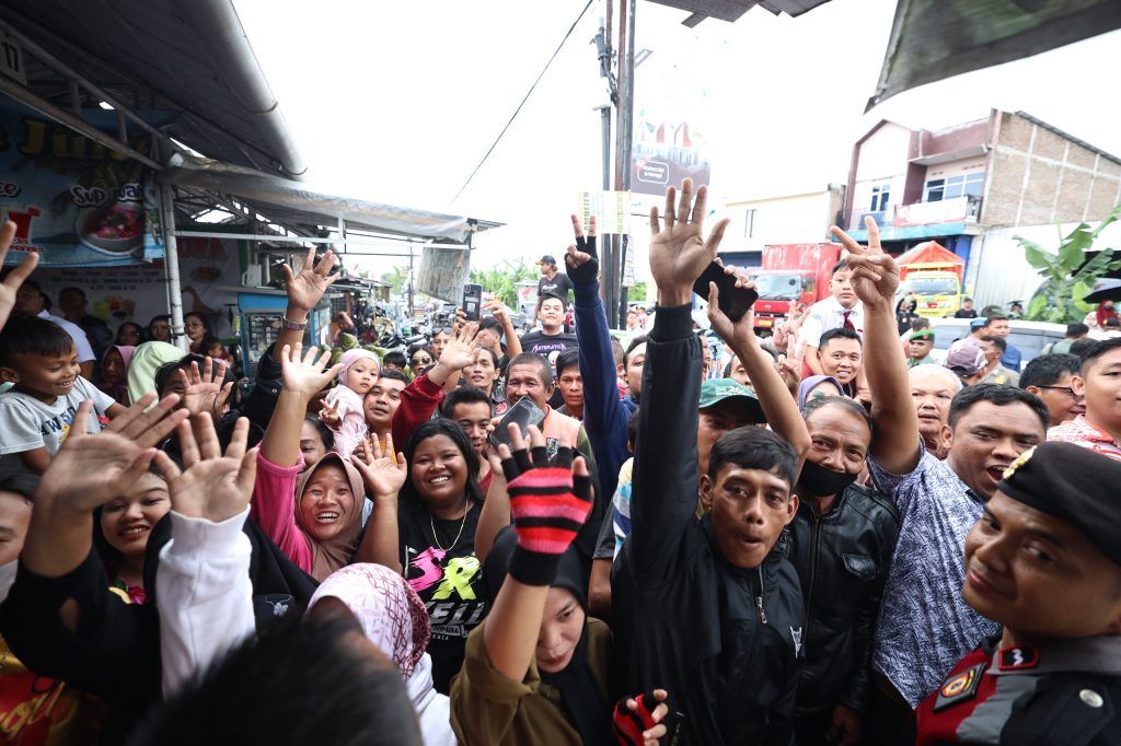 Ratusan Warga Jateng Antusias Saksikan Jokowi dan Prabowo Makan Bakso Bareng: Semoga Tetap Bersikap Merakyat