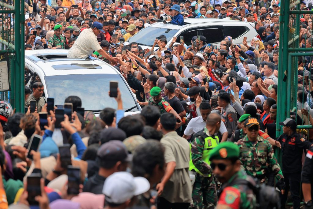 Ribuan petani dan peternak menunjukkan antusiasme menyambut kedatangan Prabowo di Sumedang