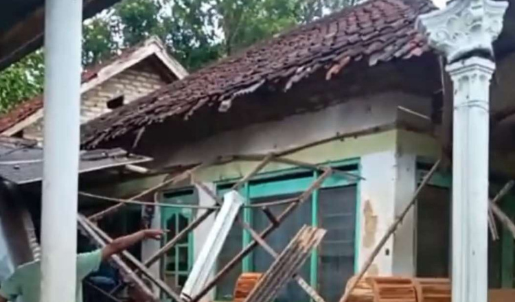 Rumah Warga di Sumenep Roboh karena Hujan Deras dan Angin Kencang