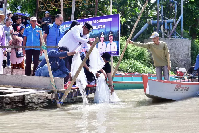 Pj Gubernur Sulsel Menggelar Program Ketahanan Pangan dengan Menebar 1.010.000 Benih Ikan di Danau Tempe