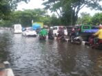 Banjir di Jalan Soekarno Hatta Kota Bandung Menyebabkan Kemacetan di Arah Cibiru