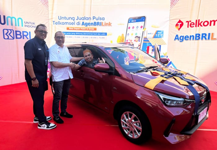 BRI Menyerahkan Hadiah Pemenang Program “Untung Jualan Pulsa Telkomsel” di AgenBRILink Periode 2023