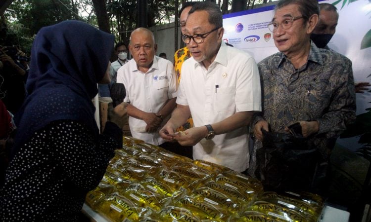 Minyak Goreng dan Ancaman Inflasi: BLT Sebaiknya Dicairkan Sebelum Ramadan, Bukan Saat Pemilu Menurut Para Ekonom