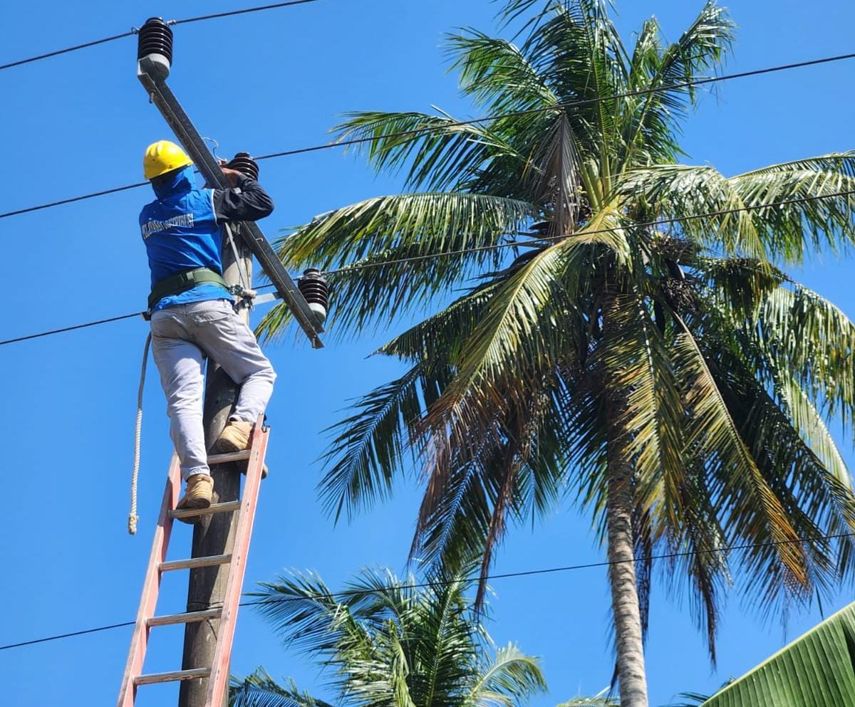 PLN Mengalirkan Listrik ke Dua Desa Pesisir di Sulawesi Tenggara