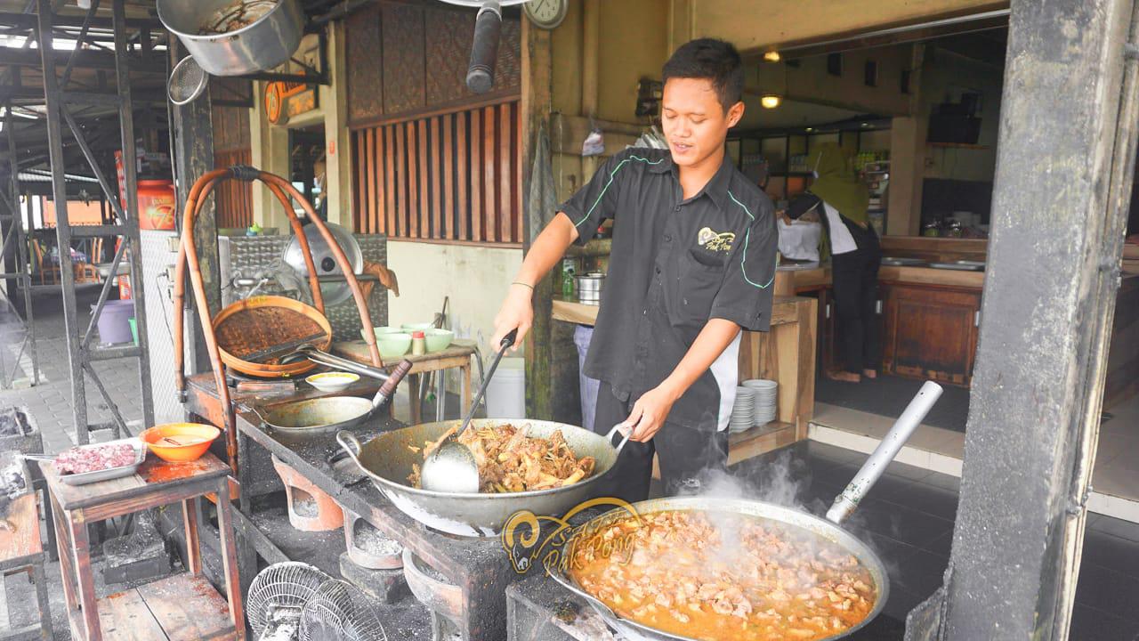 Nasabah Kredit Usaha Rakyat Bank Rakyat Indonesia (KUR BRI) Menjadikan Sate Klathak Pak Pong Sebagai Destinasi Kuliner Utama Saat Berlibur Lebaran di Yogyakarta