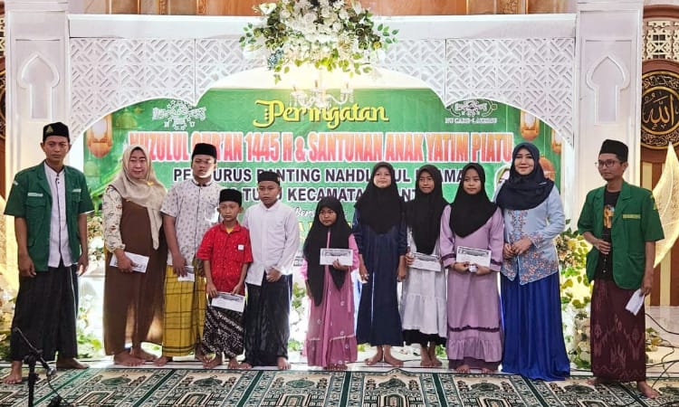 Warga NU Mantup Lamongan Memberikan Santunan kepada Anak Yatim dalam Merayakan Idul Fitri