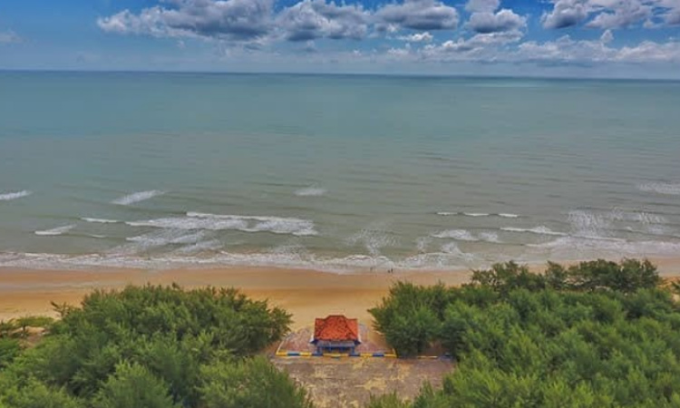 Menikmati Pesona Pantai Lombang, Destinasi Liburan Keluarga Terbaik di Sumenep