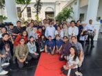 Palace Reporters Pose for a Group Photo with Prabowo Subianto, Sporting Sunglasses