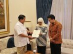 Prabowo Subianto Hands over Recommendation Letter for East Java Governor Candidate