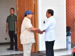 Prabowo Subianto Mendekati Jokowi di Halim, Berucap Selamat Ulang Tahun secara Langsung