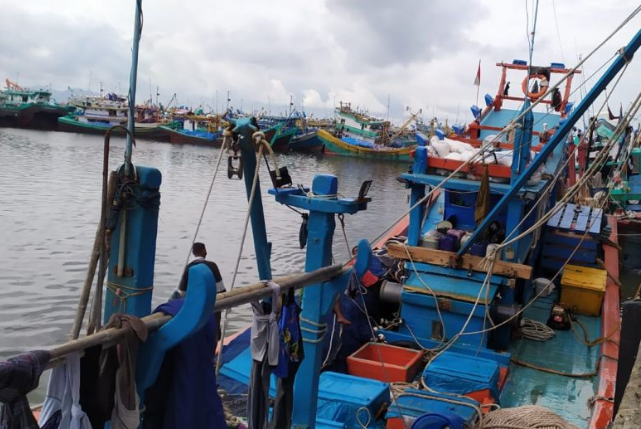 Nelayan Tradisional di Banten Menolak Melaut Akibat Ancaman Gelombang 4 Meter