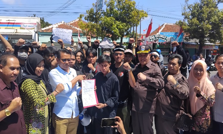 DPRD Cilacap Setuju untuk Mengawal Putusan MK Setelah Demonstrasi