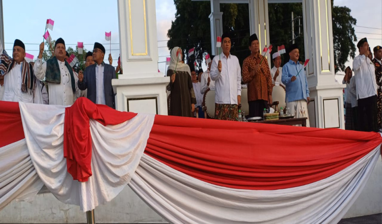 Bupati Menyampaikan Kata-Kata di Acara Pelantikan Pengurus Anak Ranting NU di Situbondo Yang Dihadiri oleh Khofifah