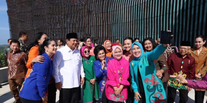 Prabowo Subianto Captures a Fun Moment with Iriana and Mothers at IKN