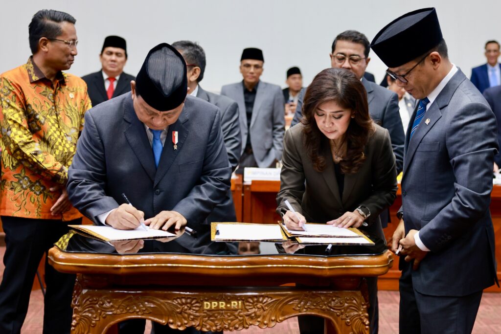 All Factions Attend and Offer Prayers in Prabowo Subianto’s Final DPR Session