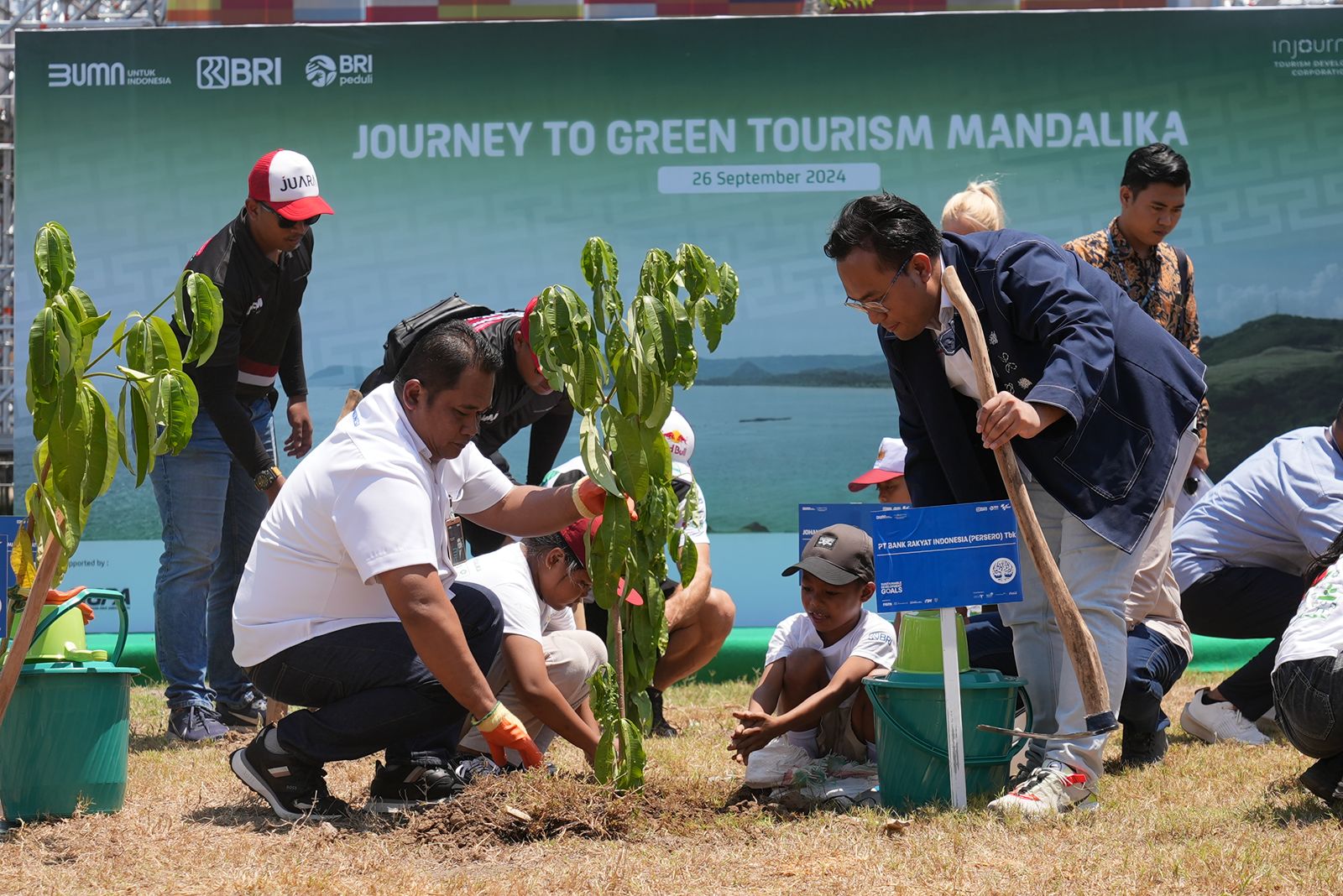 BRI Mendorong Pembalap MotoGP di Mandalika untuk Menanam Pohon dalam Program Pariwisata Hijau