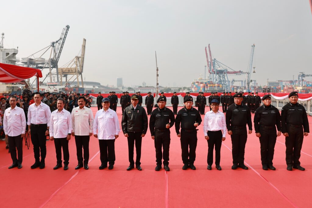 Pasukan TNI AL Memperlihatkan Kebanggaannya dengan Mengirimkan 55 Kapal Perang dan 25 Pesawat Udara