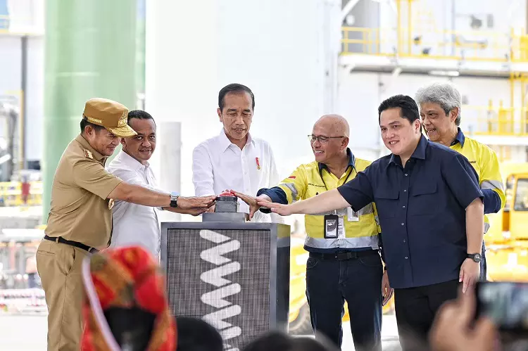 Jokowi Meresmikan Smelter Tembaga dan Pabrik Pemurnian Logam Mulia di NTB, Membuka Babak Baru dalam Pengembangan Industri Tembaga di Indonesia