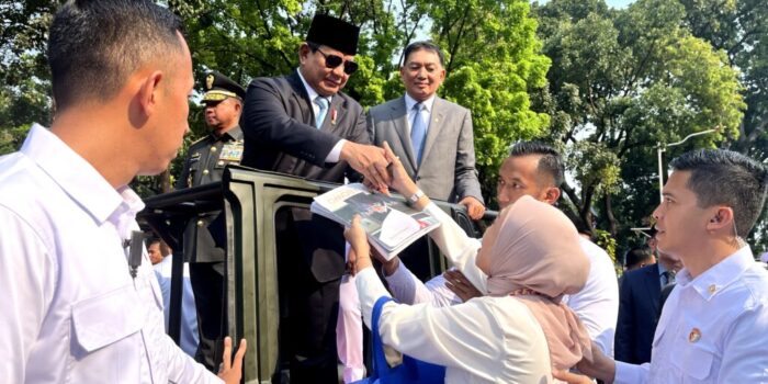 Tears of Happiness and Prayers as People Encounter Prabowo Subianto: “I Finally Got His Signature”