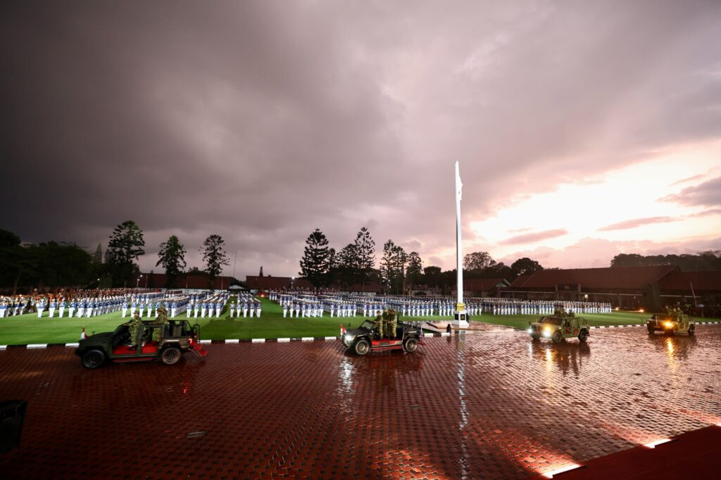 Prabowo Subianto Leads March Through Rain With Cabinet Generals, Stating: “Leaders Must Be Wet if Soldiers Are Wet”