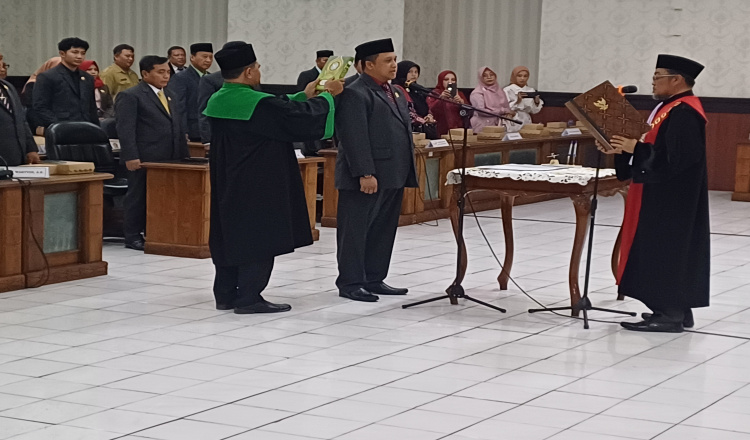 Andi Handoko Dilantik sebagai Wakil Ketua DPRD oleh Ketua PN Situbondo